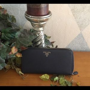 🔥SOLD🔥 PRISTINE Prada Wallet.  💯 Authentic